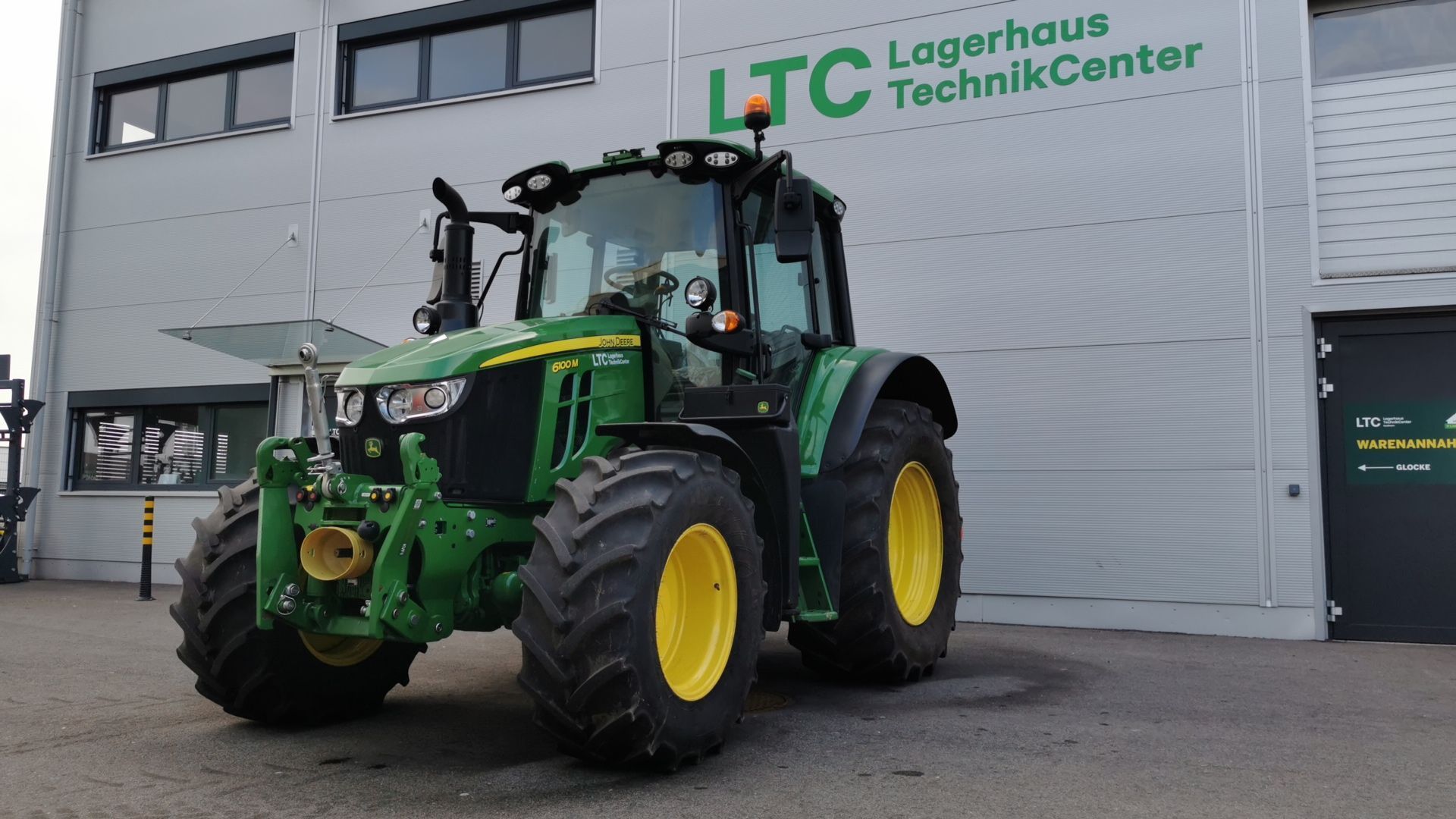E-FARM: John Deere 6100 M - Traktor - id LYM1UIB - 114.917 € - Baujahr: 2024 - Abgelesene Motorstunden: 250,Motorleistung (PS): 100,Österreich