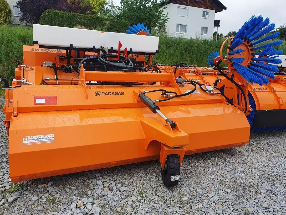 E-FARM: padagas profi h kehrmaschine radlader traktor bema tuche - Municipal equipment - id 1L9DYLN - €8,490 - Austria