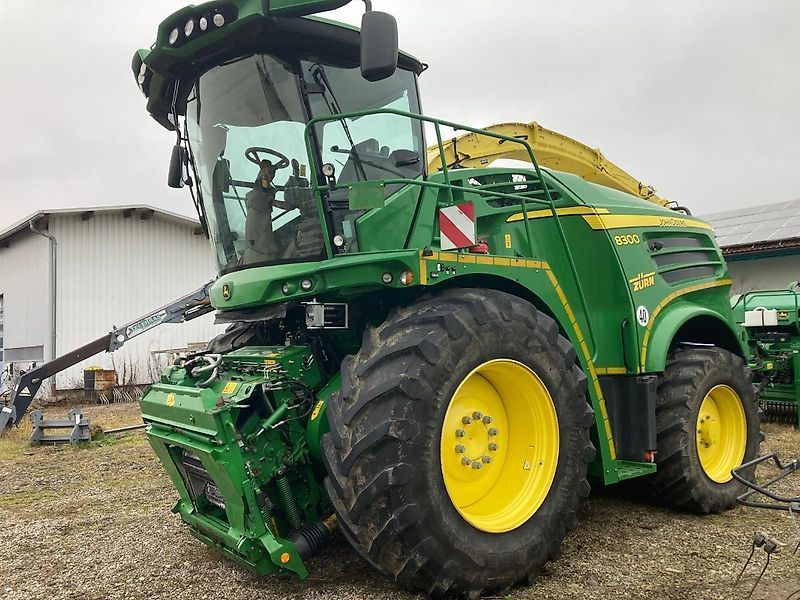 E-FARM: John Deere 8300 - Önjáró takarmánybetakarítógép - id V9AWTTE - 129 000 EUR - Gyártási év: 2018 - Üzemóra (motor): 3360,Motor teljesítménye (LE): 489,Németország