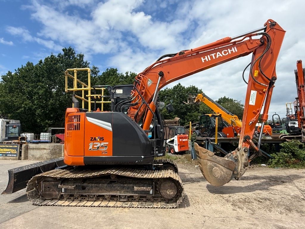 Hitachi zx135usbl-7 Escavatore cingolato 73.817 €