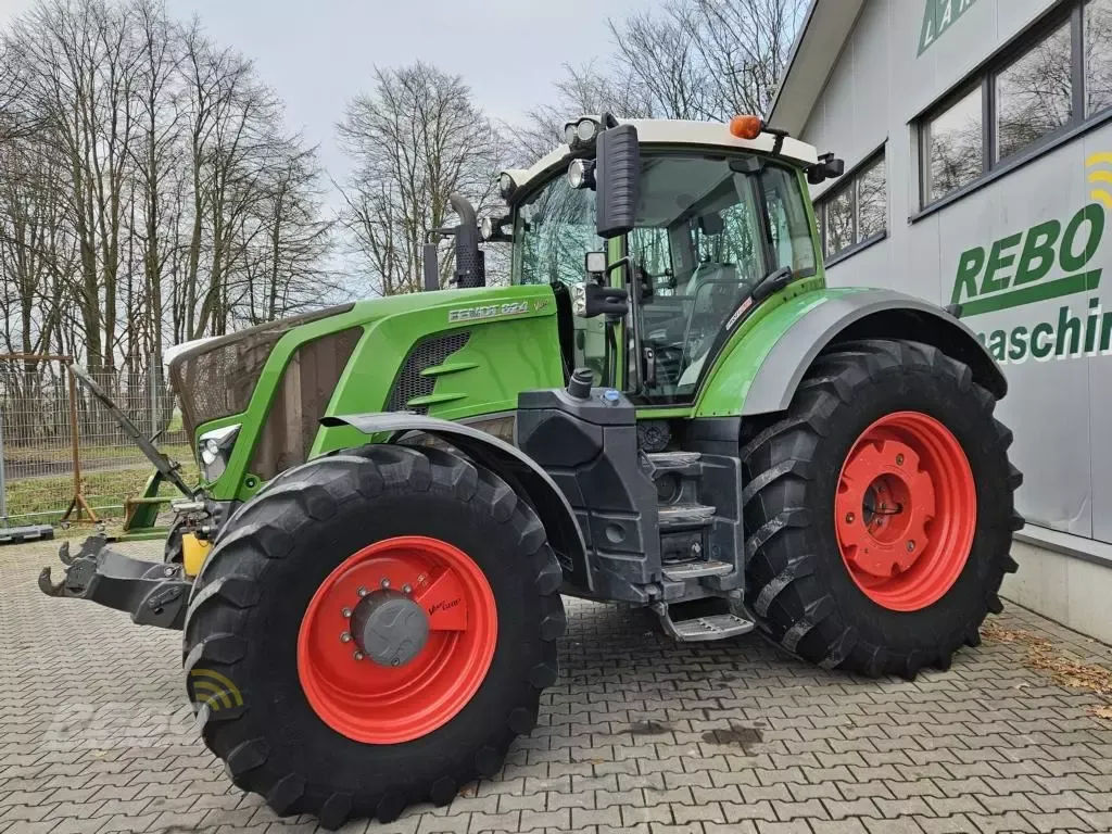 E-FARM: Fendt 824 Vario - Tracteur - id CRLFQBN - 111 000 € - Année: 2017 - Lecture du nombre d'heure: 5 975,Puissance du moteur (chevaux): 240,Allemagne
