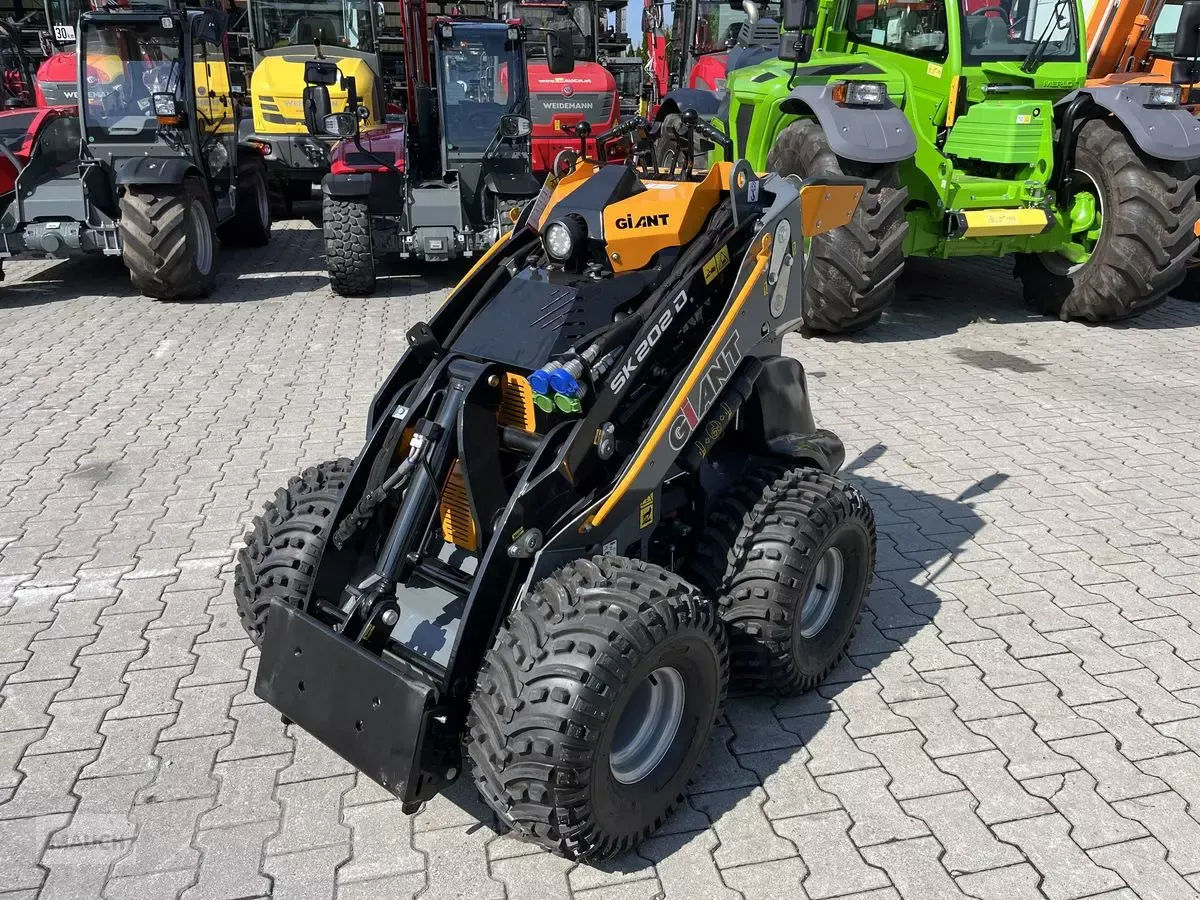 E-FARM: Giant sk 202d neuwertig inkl. schaufel & pg - šarnyrinis krautuvas - id TNQ8RGY - 21 239 € - Gamybos metai: 2023 - Variklio darbo valandos: 12,Variklio galia (AG): 21,Austrija