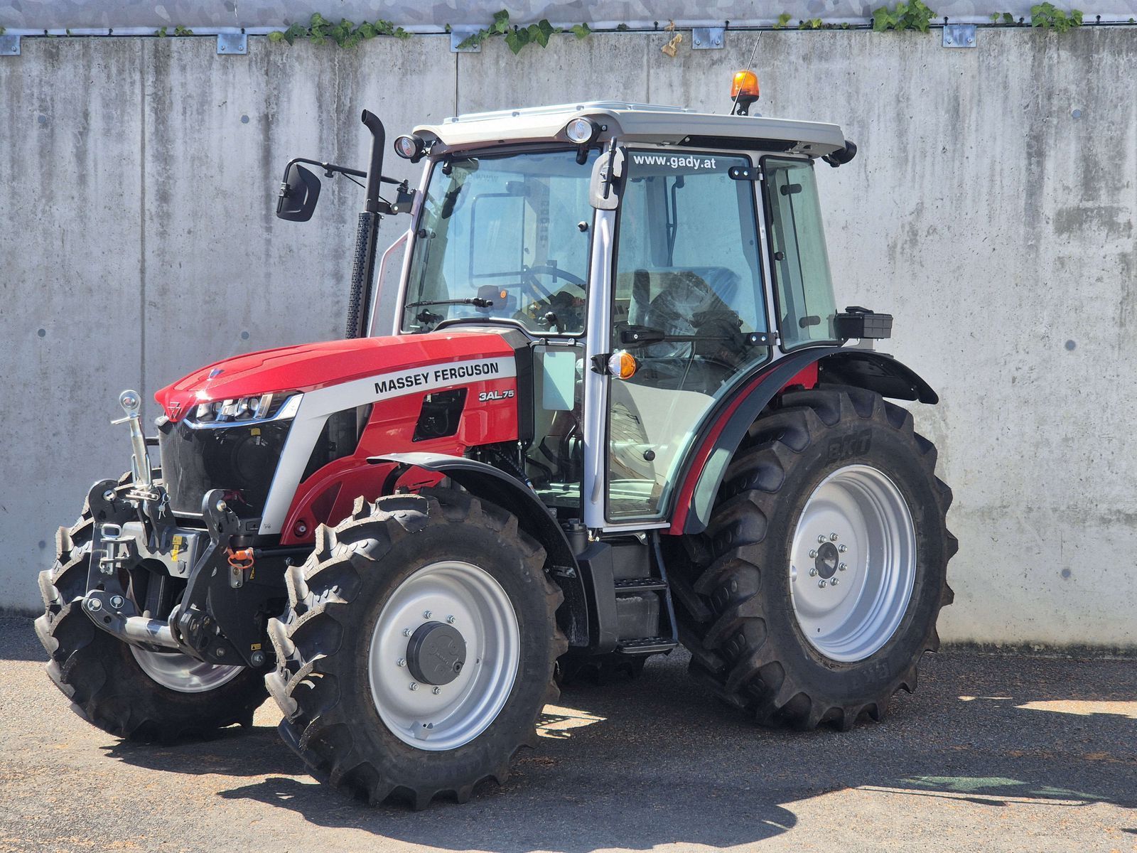 E-FARM: Massey Ferguson mf 3al.75 (kabine mit ebenem boden) - Tracteur - id VQ5HGHS - 54 917 € - Année: 2025 - Lecture du nombre d'heure: 5,Puissance du moteur (chevaux): 75,Autriche