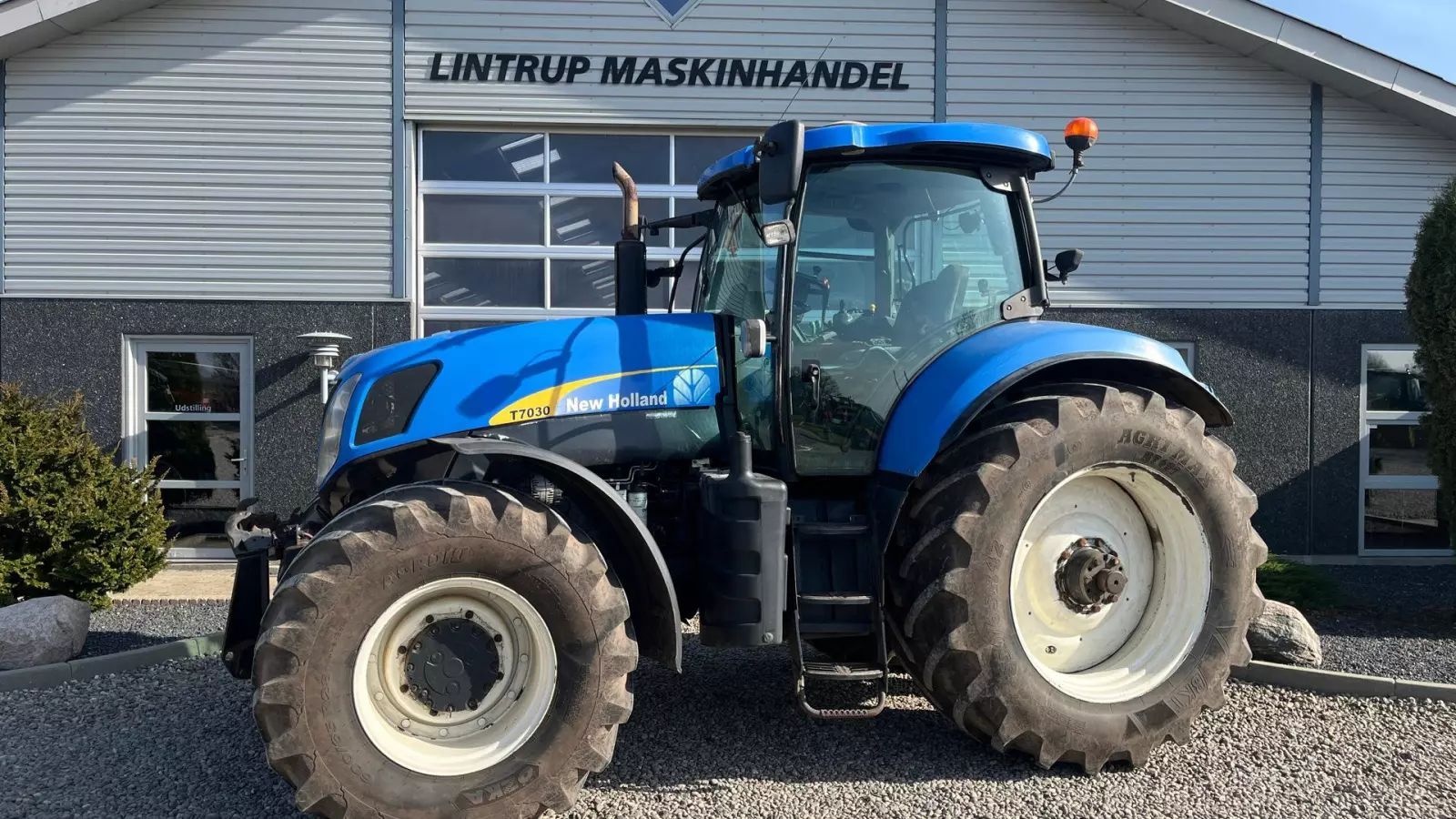 New Holland T 7030 Traktor 28 076 €