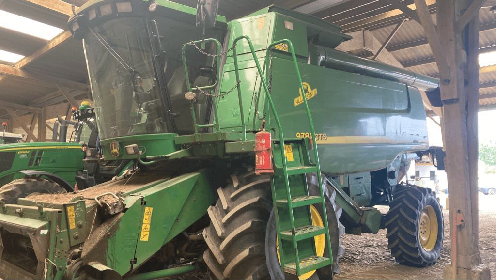 E-FARM: John Deere 9780 CTS - Moissoneuse-batteuse - id 8RMLHUA - 58 000 € - Année: 2003 - Lecture du nombre d'heure: 3 240,France