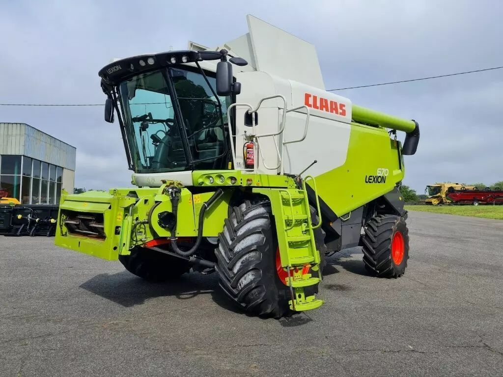 E-FARM: Claas Lexion 670 Montana - Moissoneuse-batteuse - id 6FI8WXW - 195 000 € - Année: 2016 - France