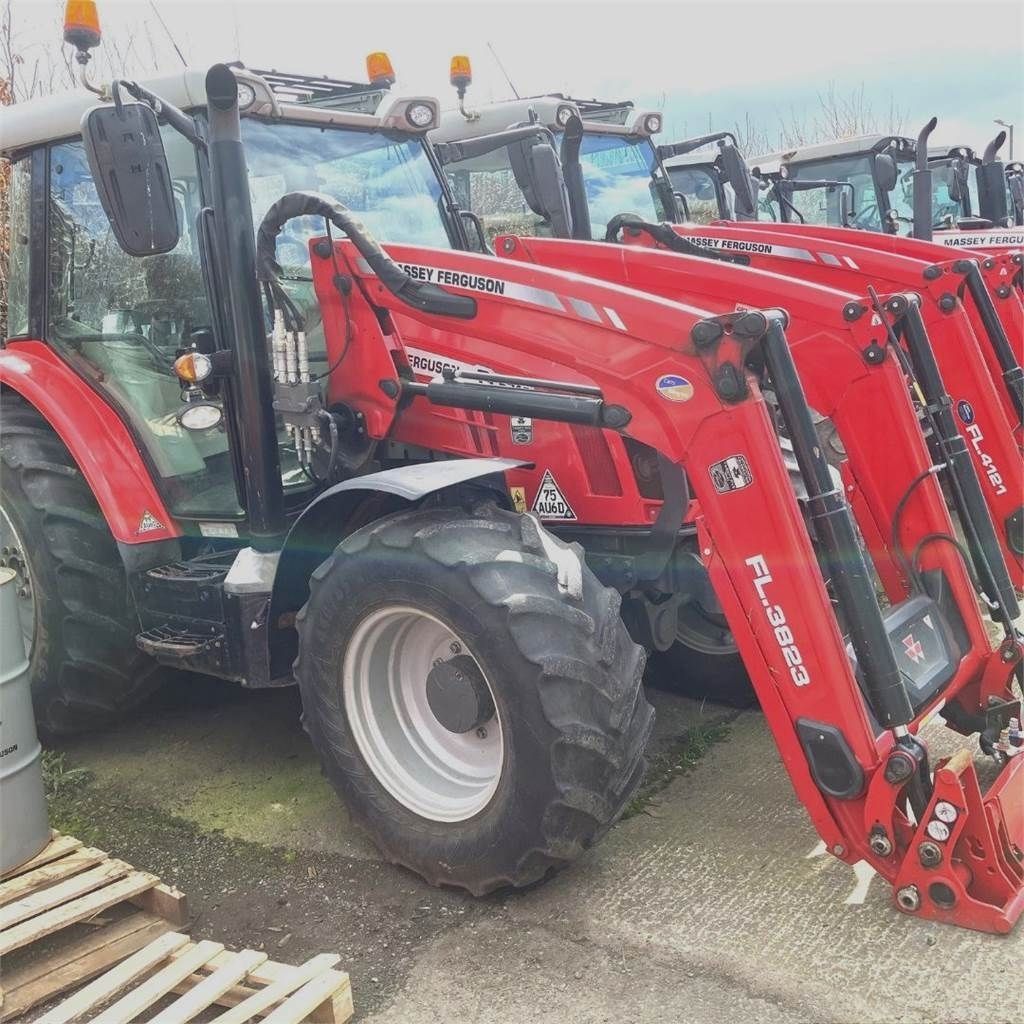 E-FARM: Massey Ferguson 5712M - Tracteur - id BDDSV2K - 59 726 € - Année: 2019 - Lecture du nombre d'heure: 3 375,Royaume-Uni