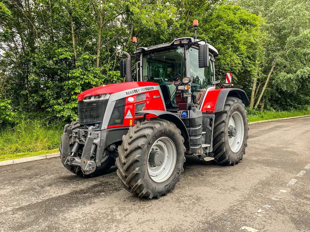 E-FARM: Massey Ferguson 8S.225 - Traktor - id HDGSW61 - 115 046 € - Rok produkcji: 2020 - Zjednoczone Królestwo