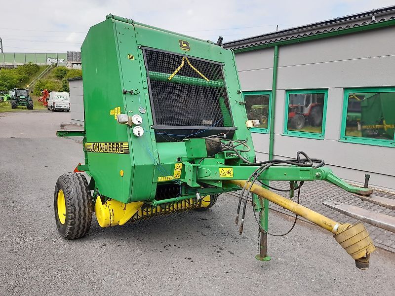 E-FARM: John Deere 580 - Presse à balles - id 9DSFJ11 - 5 500 € - Année: 1998 - Balles produites: 15 000,Allemagne