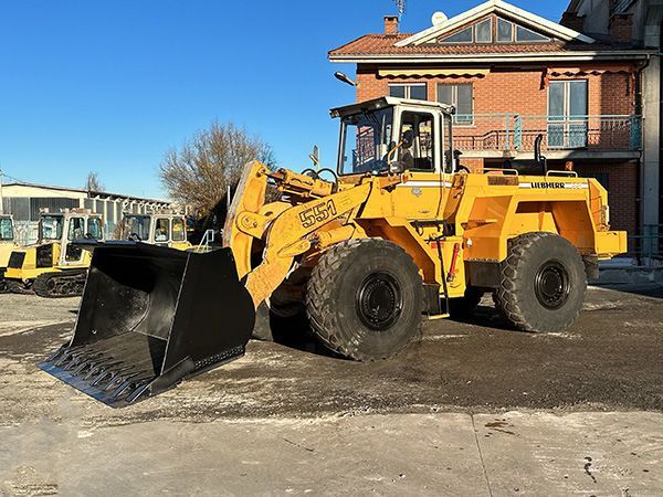 E-FARM: Liebherr l551 - Ładowarka kołowa - id PKASKWV - 35 000 € - Rok produkcji: 1992 - Motogodziny: 8715,Moc silnika: 235,Francja