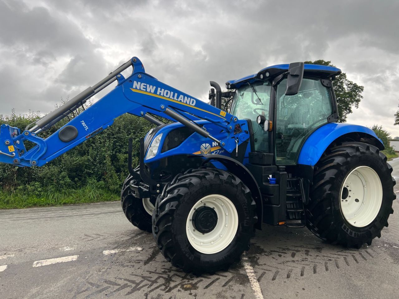E-FARM: New Holland T7.210 - Traktor - id EEK3WJ1 - 93.904 € - Baujahr: 2022 - Abgelesene Motorstunden: 1.500,Motorleistung (PS): 210,Vereinigtes Königreich
