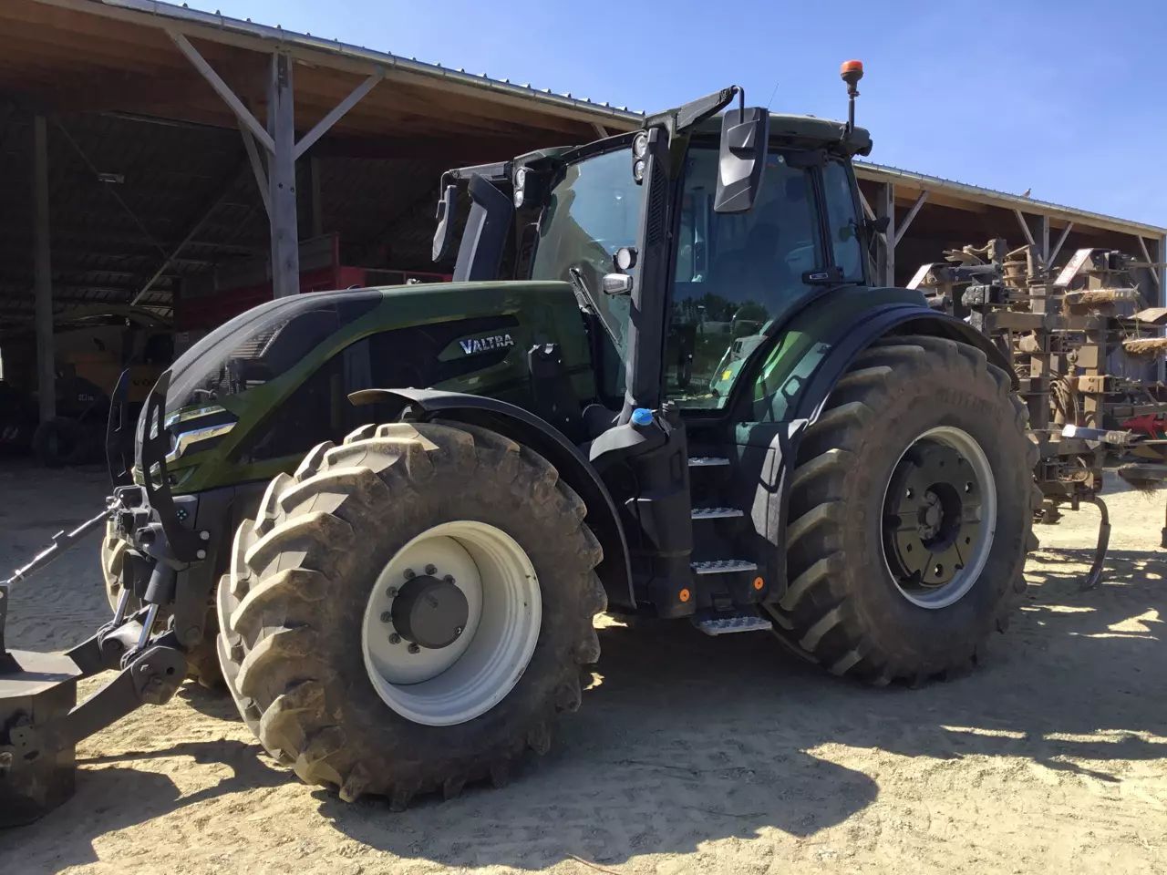 E-FARM: Valtra Q265 - Tractor - id W6AJXTU - €200,000 - Year of construction: 2023 - Engine power (HP): 270,France