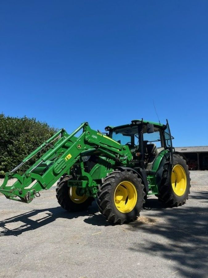 E-FARM: John Deere 6115 R - Tractor - id JG8DTDT - €60,000 - Year of construction: 2015 - Engine hours: 5,550,Engine power (HP): 115,France