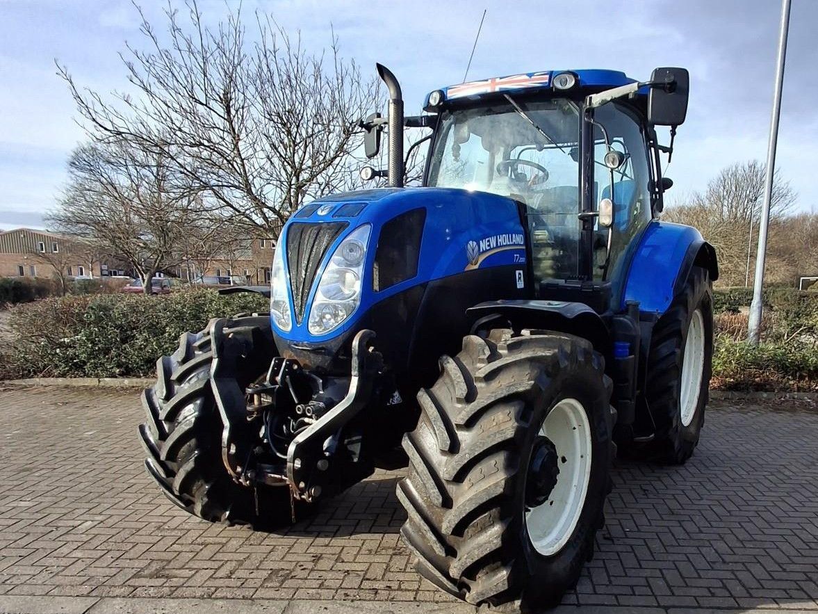 E-FARM: New Holland T7.200 - Traktor - id YCNL6NC - 55.798 € - Baujahr: 2015 - Abgelesene Motorstunden: 6.100,Motorleistung (PS): 200,Vereinigtes Königreich