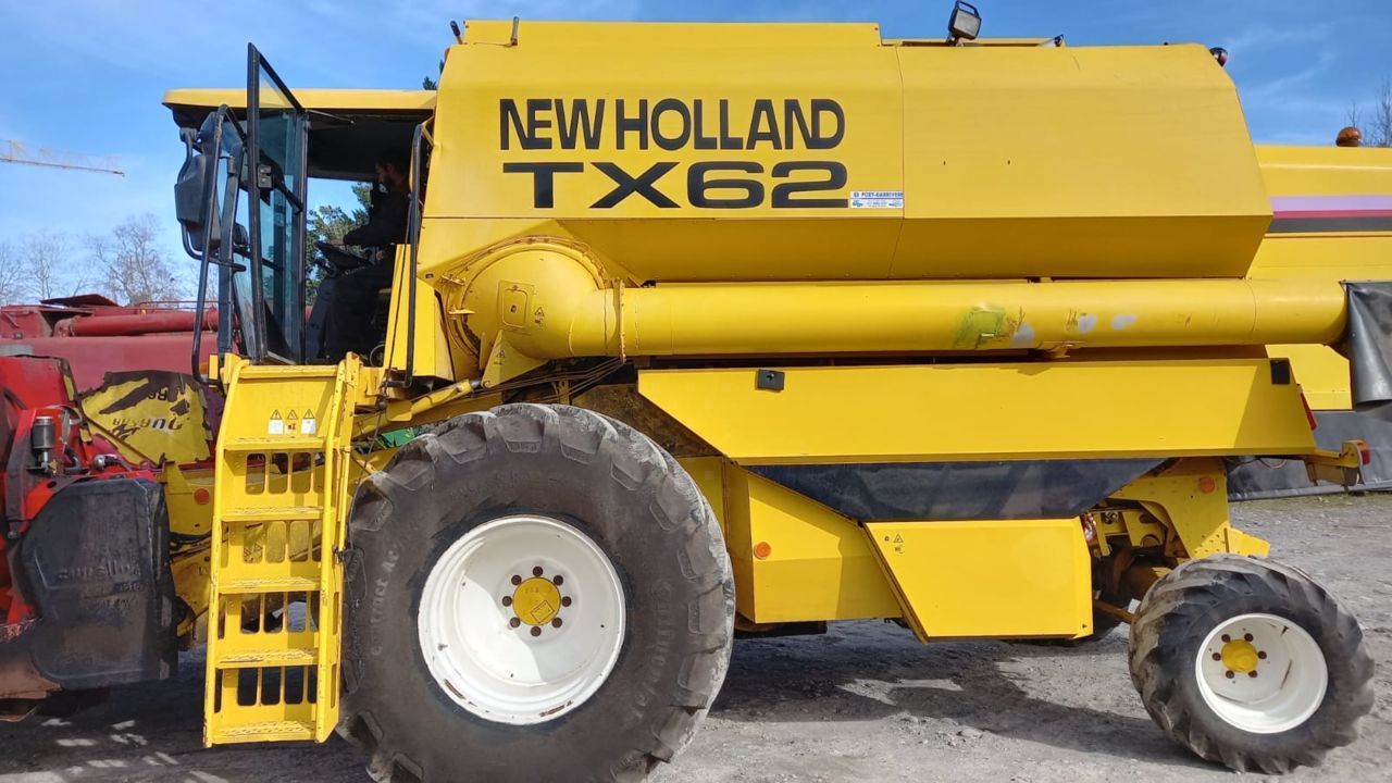 E-FARM: New Holland TX 62 - Kombajn zbożowy - id WMTAPV4 - 38 000 € - Rok produkcji: 2002 - Motogodziny: 4872,Francja