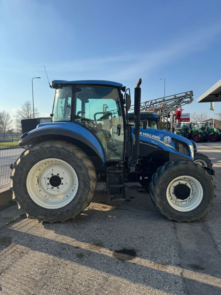 E-FARM: New Holland T5.105 - Traktor - id 7BKFTPM - 38.000 € - Produktionsår: 2013 - Motortimer: 5.025,Motoreffekt (HP): 105,Italien