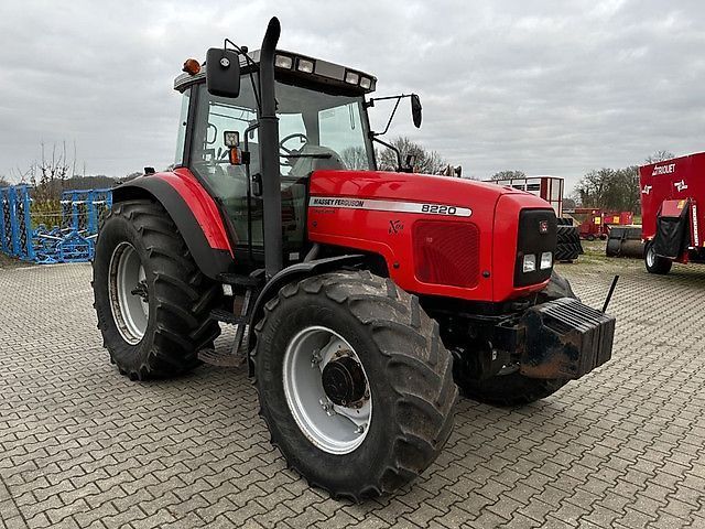 Massey Ferguson 8220 Traktor