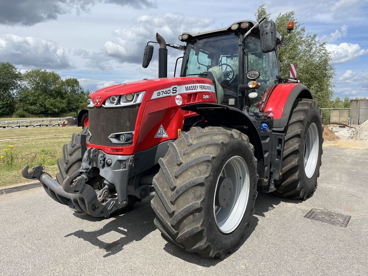 E-FARM: Massey Ferguson 8740S Dyna-VT Exclusive - Tractor - id QISFVBT - €109,603 - Year of construction: 2021 - Engine hours: 4,933,United Kingdom