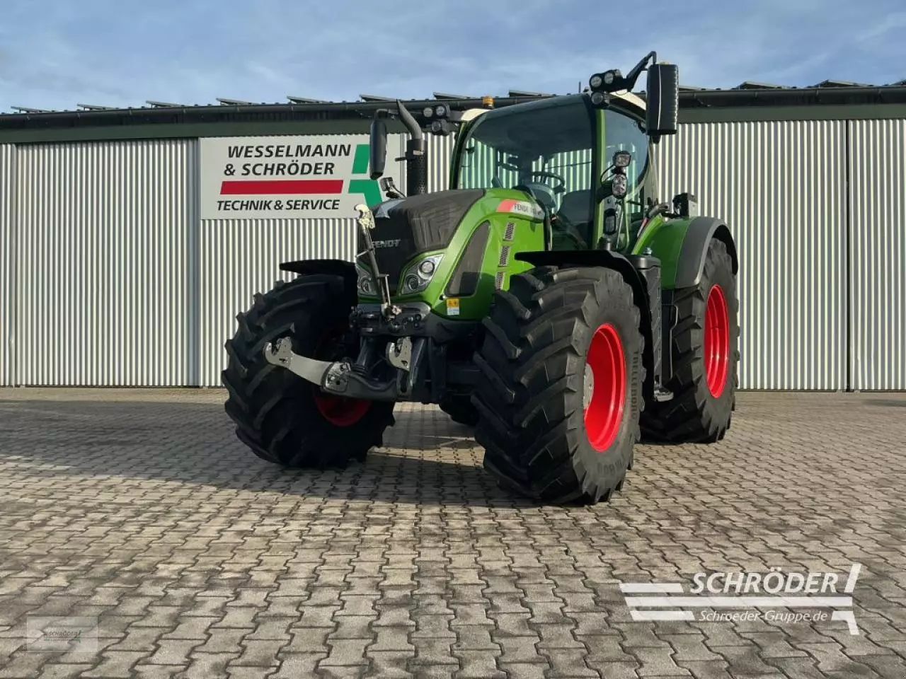 Fendt 718 Vario Profi Plus Tractor €141,885