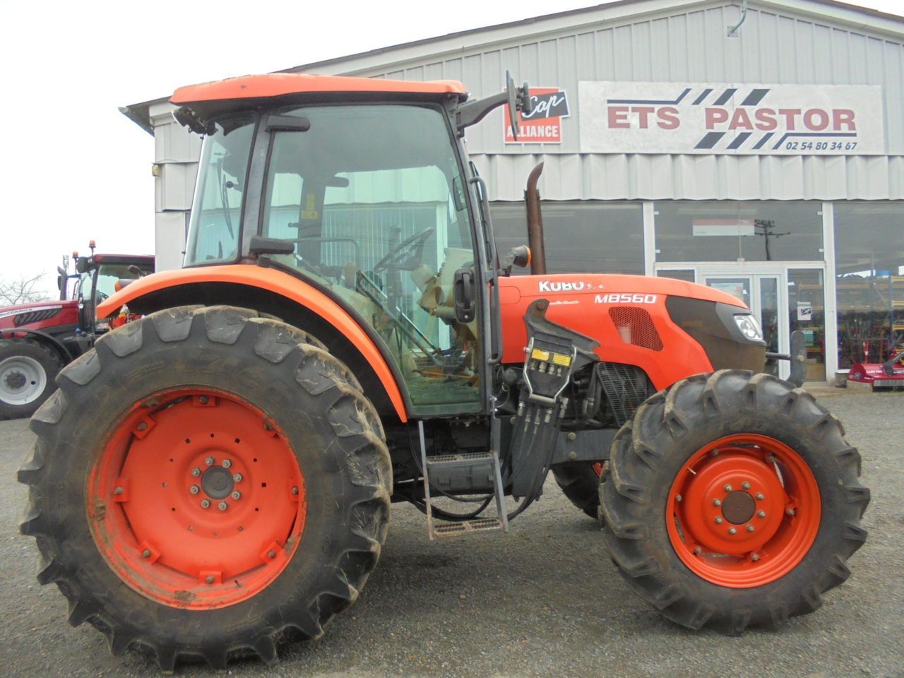 E-FARM: Kubota M 8560 - Tracteur - id LYTXGQA - 35 000 € - Année: 2012 - Lecture du nombre d'heure: 6 110,Puissance du moteur (chevaux): 85,France