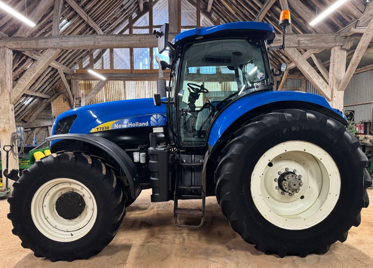 New Holland T 7030 Трактор 49 500 €