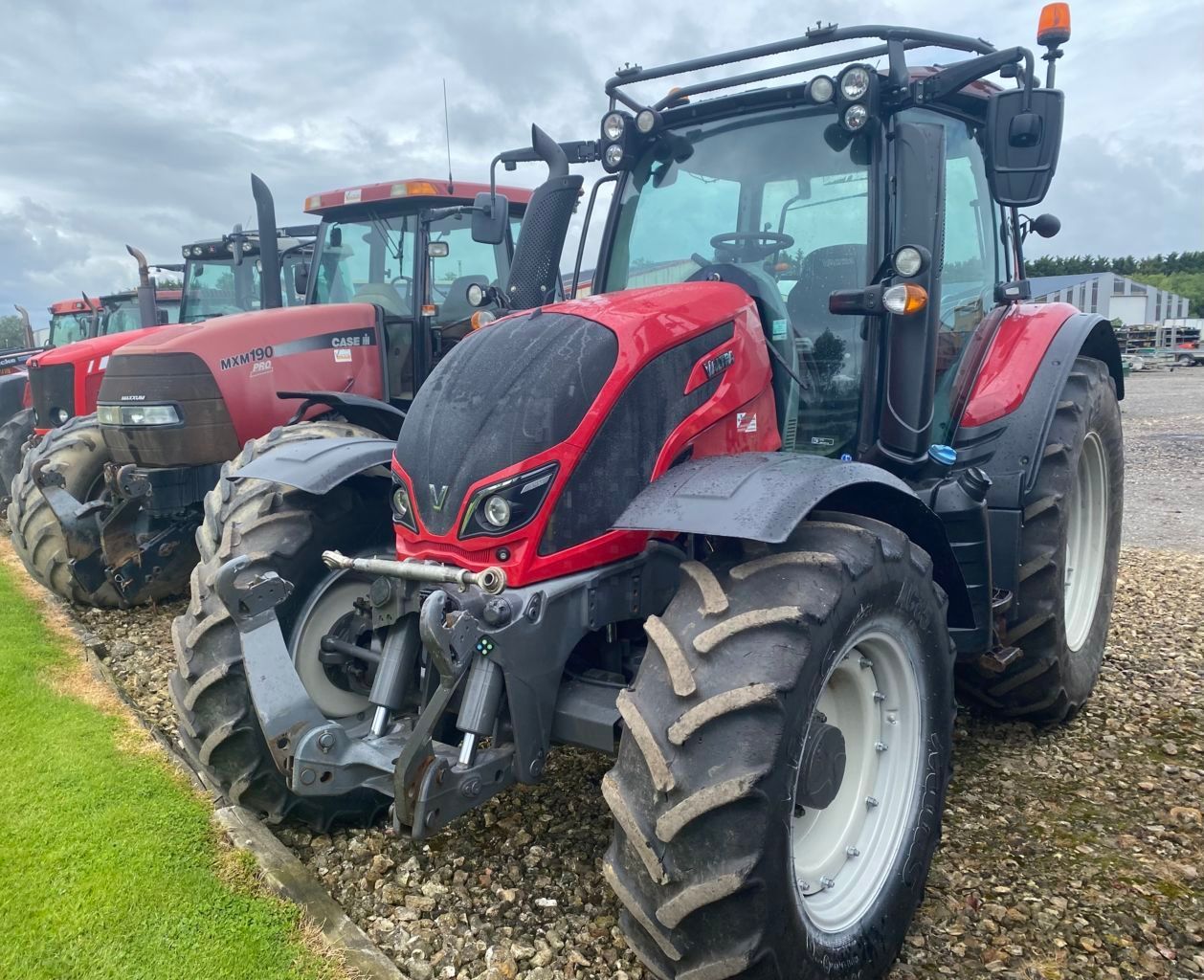 E-FARM: Valtra N124 - Traktor - id AWEMLNB - 58 000 € - Rok produkcji: 2017 - Motogodziny: 5200,Moc silnika: 125,Francja