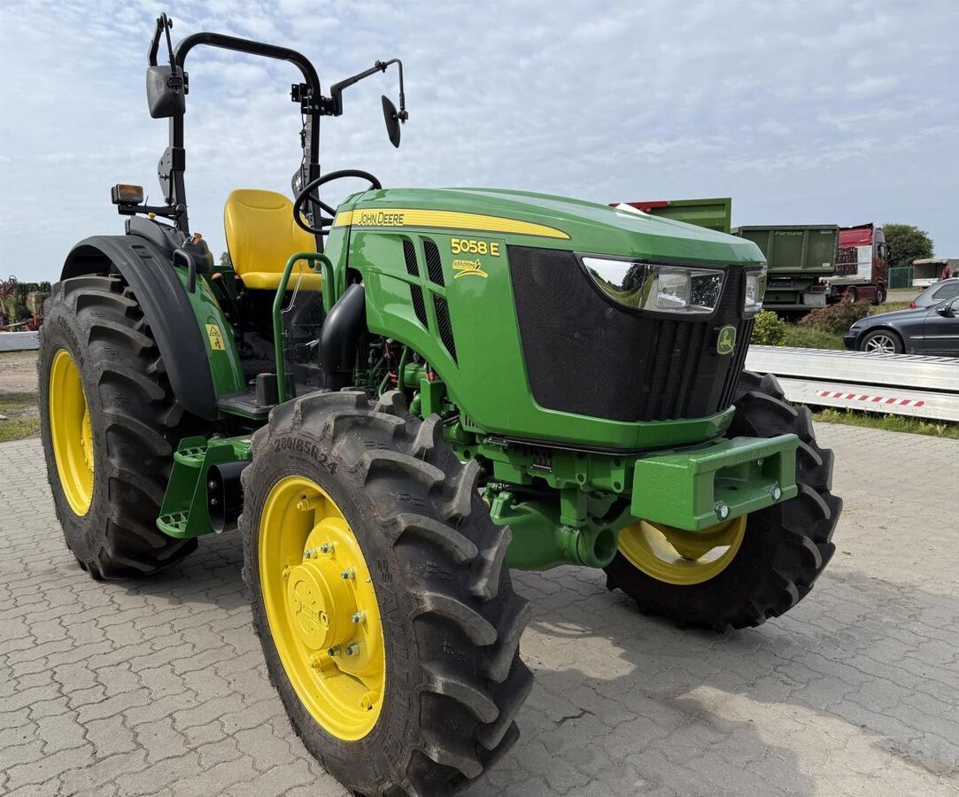 E-FARM: John Deere 5058 E - Traktor - id D9JNKD5 - 31 500 EUR - Gyártási év: 2023 - Üzemóra (motor): 20,Motor teljesítménye (LE): 59,Németország