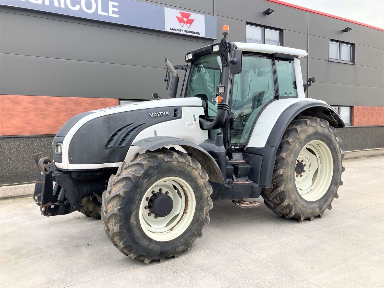 E-FARM: Valtra T162e - Tractor - id HDELSGP - 42.000 EUR - Anul: 2011 - Citeste ore: 6.200,Muterea motorului: 160,Franța