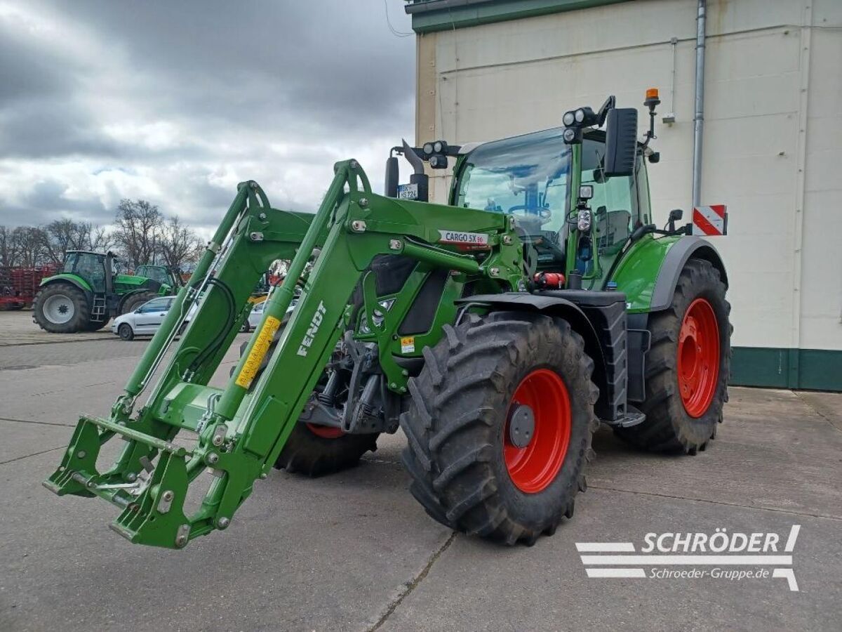 E-FARM: Fendt 724 Vario ProfiPlus - Traktor - id SFMJCS6 - 169.885 € - Produktionsår: 2022 - Motortimer: 2.500,Motoreffekt (HP): 241,Tyskland