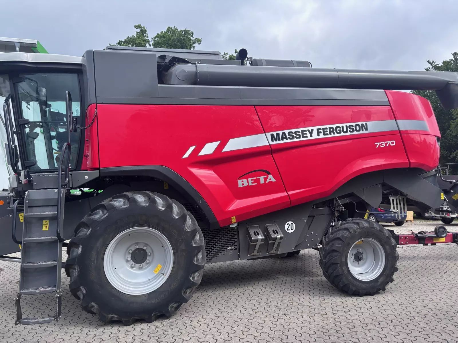 Massey Ferguson Beta 7370 Combine harvester €89,000