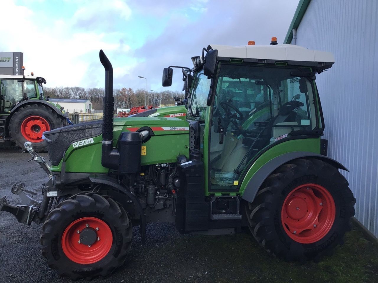E-FARM: Fendt 209 V - Tractor - id YI1CS9Y - €95,000 - Year of construction: 2024 - Engine hours: 400,Engine power (HP): 90,France