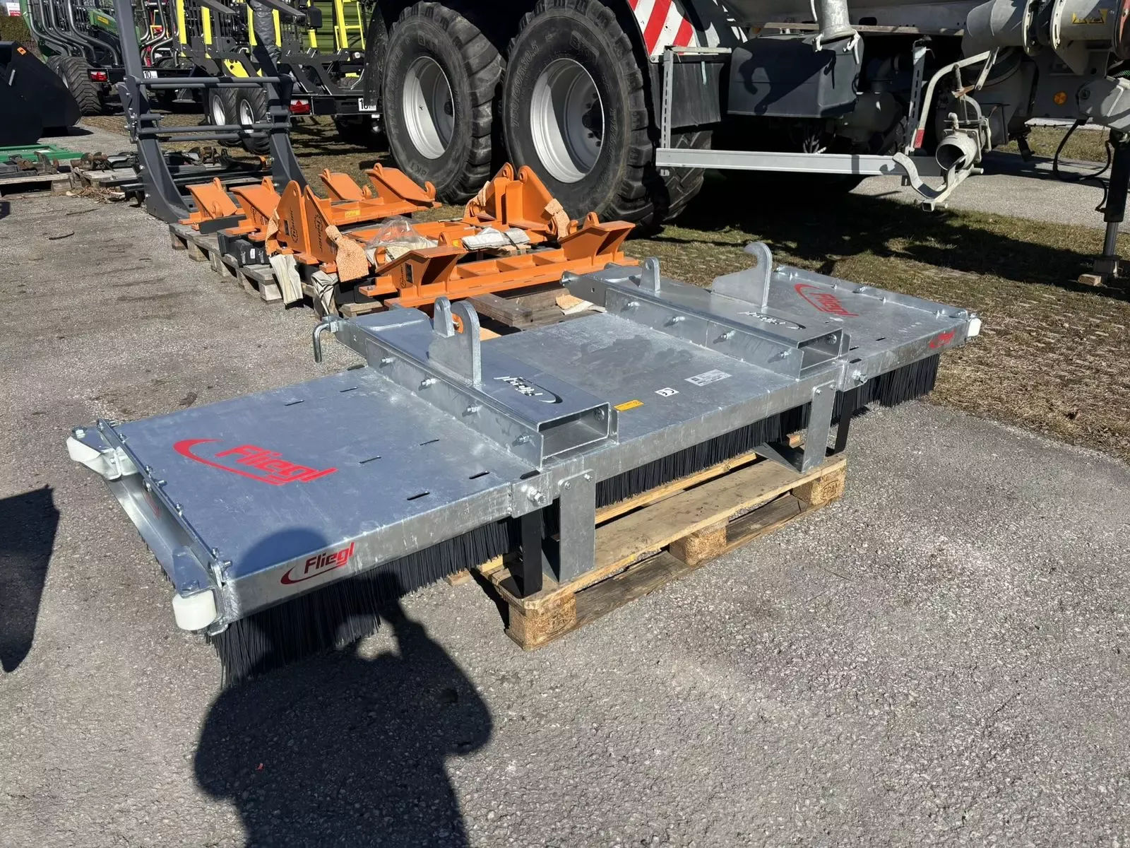 E-FARM: Fliegl kehrbesen löwe 2500mm - Anbaugerät - id BYSNH8X - 2.042 € - Österreich