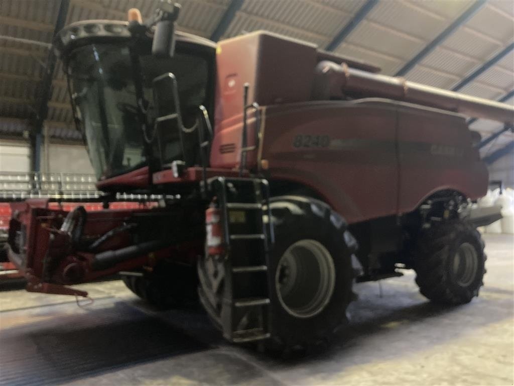 Case IH Axial Flow 8240 combine €191,107