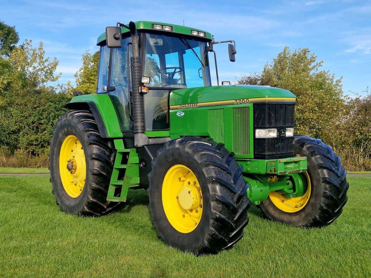 John Deere 7700 tractor €28,006