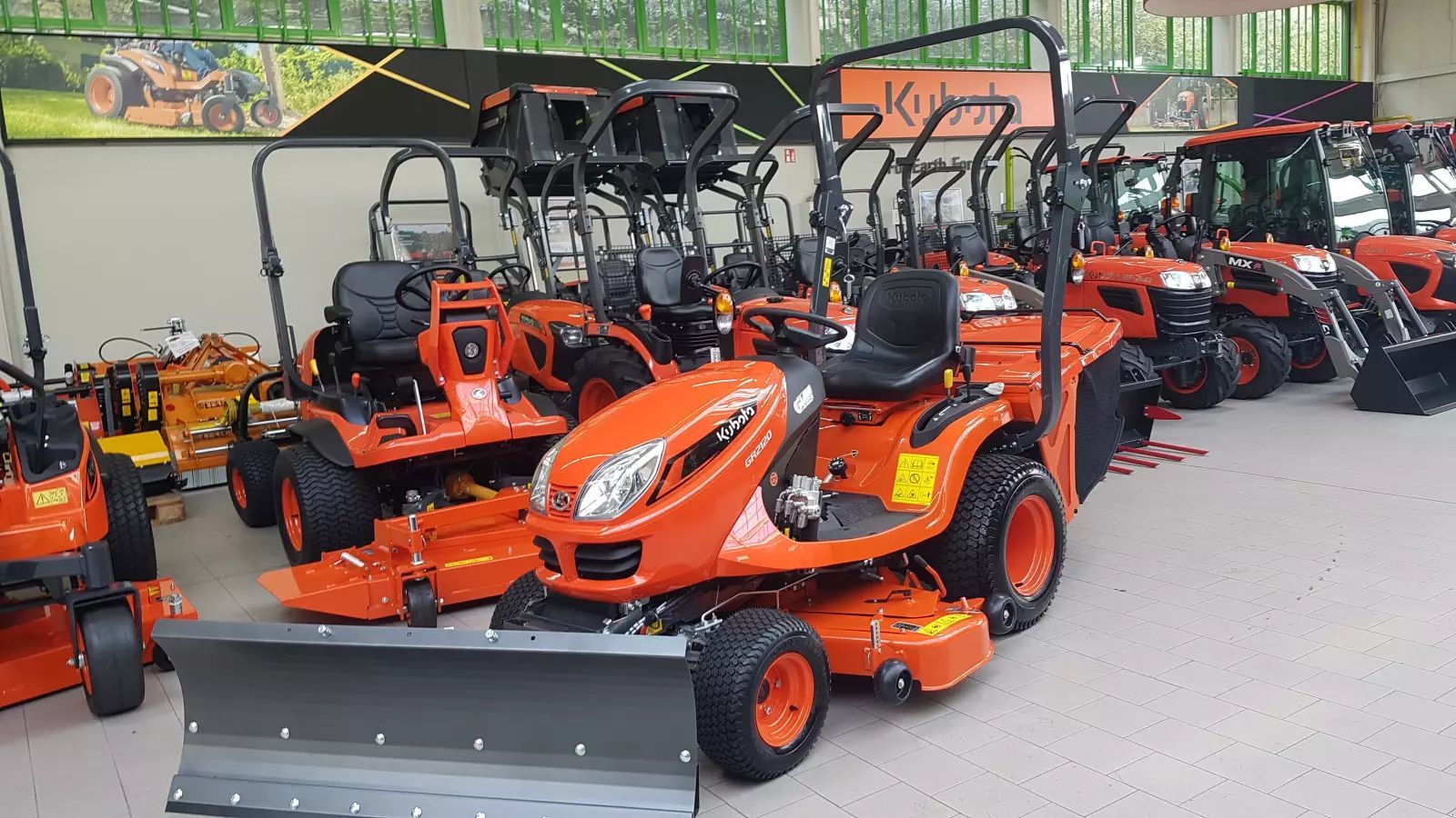 E-FARM: Kubota gr2120 allrad incl.schneeschild - Kosiarkia ręczna/traktorowa - id EKEFMXN - 16 480 € - Rok produkcji: 2024 - Niemcy