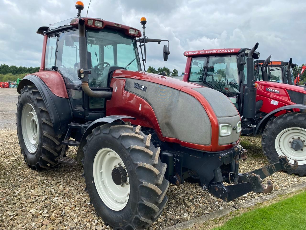 E-FARM: Valtra T130 - Tractor - id TWNRCLQ - €34,500 - Year of construction: 2006 - Engine hours: 8,200,Engine power (HP): 8,200,France