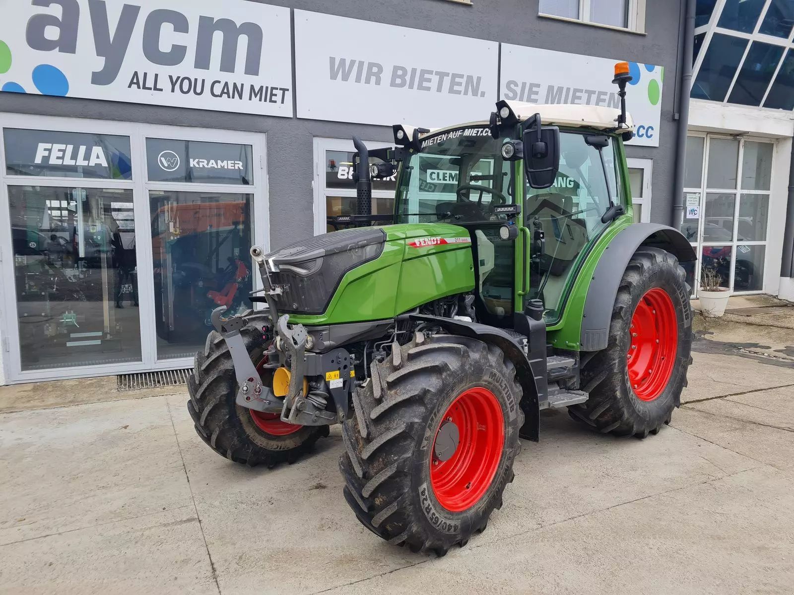Fendt 211 Vario Tractor 89.000 EUR