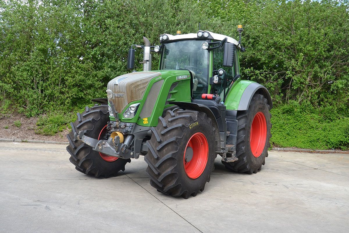 E-FARM: Fendt 826 Vario - Tractor - id 2EYEZY9 - 135.000 € - Año: 2017 - Horas: 8336,Potencia del motor: 240,Bélgica