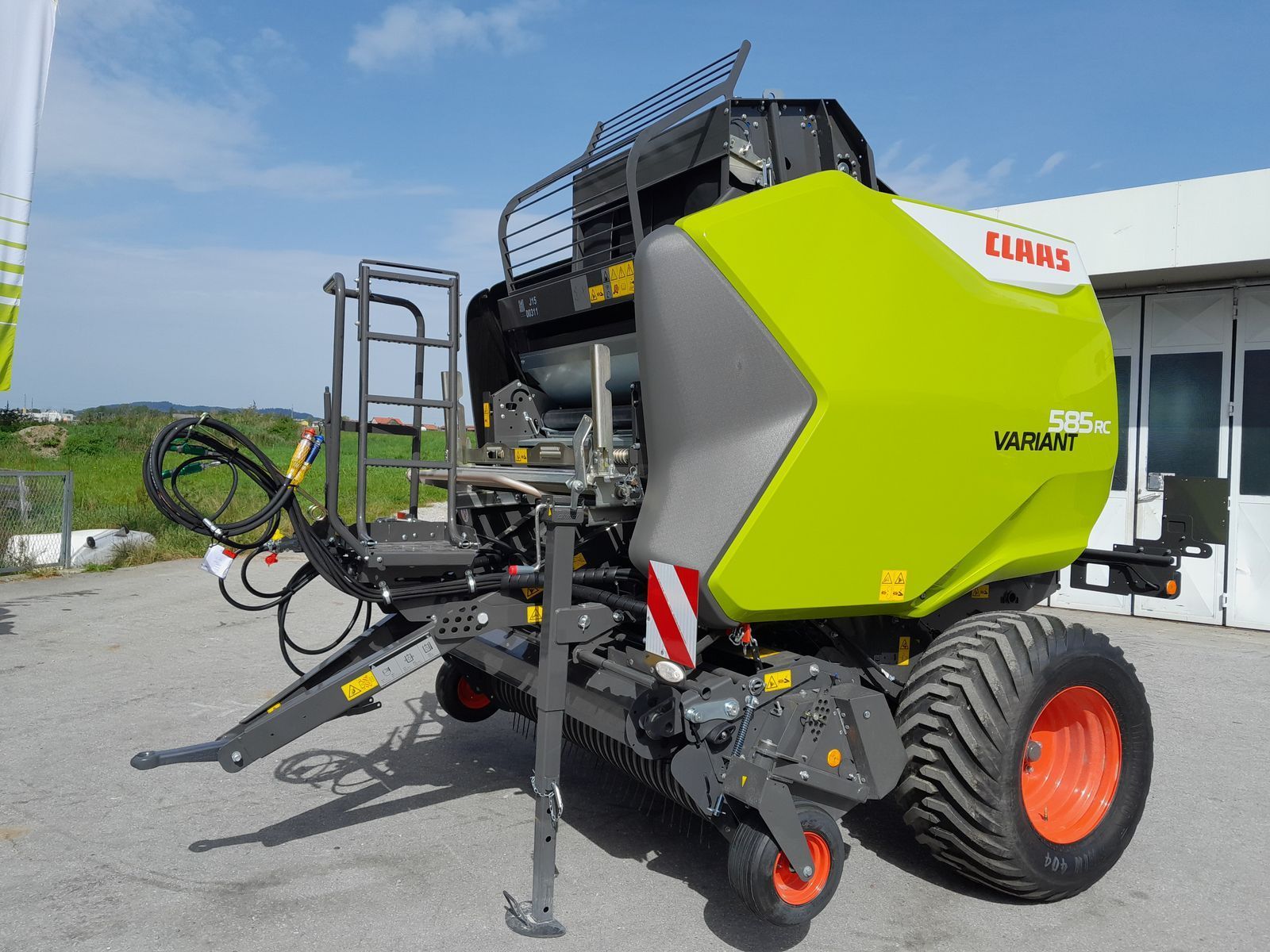 E-FARM: Claas variant 585 rc - Πρέσσα - id 3LJNJBT - 52.500 € - Χρονία: 2023 - Αυστρία