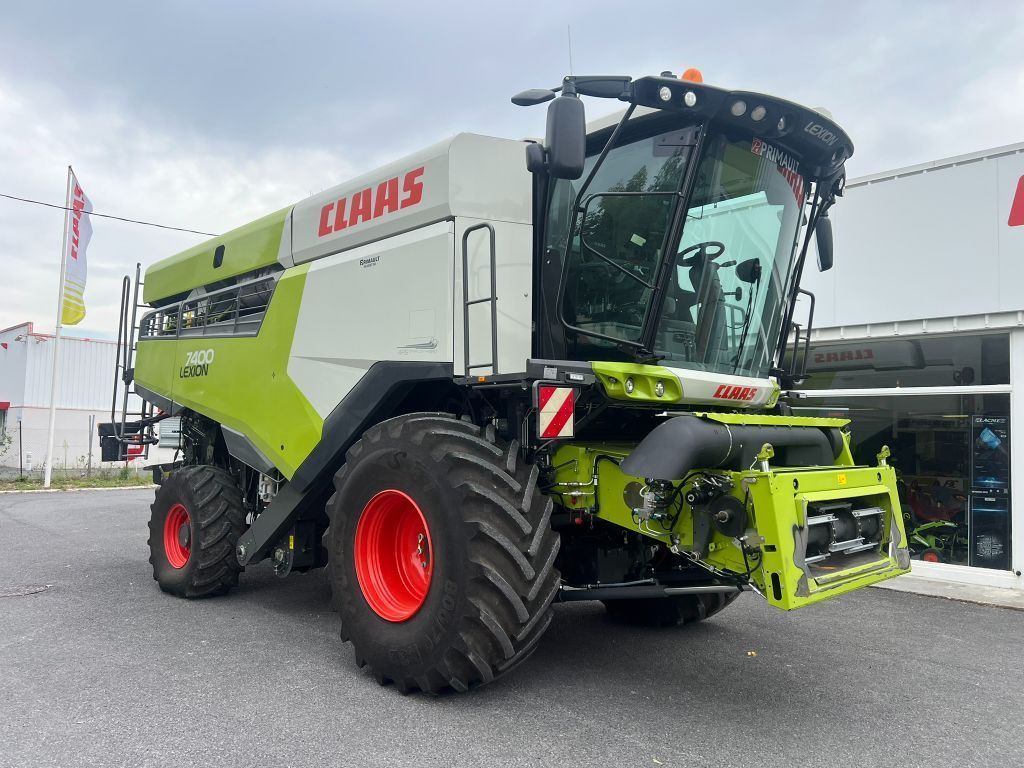 E-FARM: Claas Lexion 7400 - Combine harvester - id 1DRG9T3 - €260,000 - Year of construction: 2020 - Engine hours: 1,000,Engine power (HP): 402,France