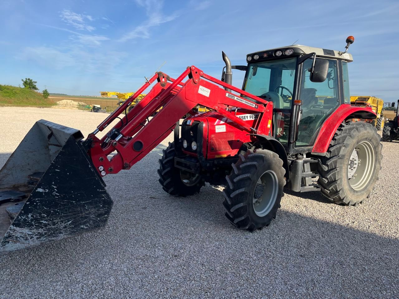 E-FARM: Massey Ferguson 6445 - Tracteur - id EYHJBKF - 39 900 € - Année: 2004 - Lecture du nombre d'heure: 6 022,Puissance du moteur (chevaux): 90,France