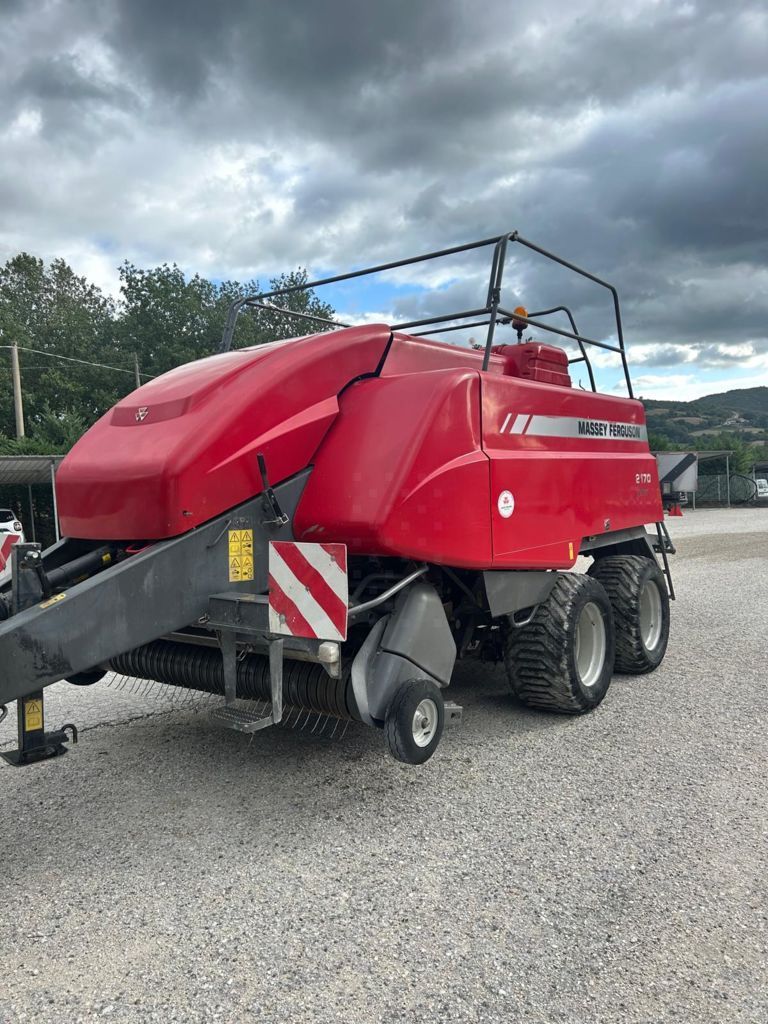 E-FARM: Massey Ferguson 2170 cutter - Baler - id Y8VFNK4 - €49,900 - Year of construction: 2011 - Total number of bales produced: 71,795,Italy