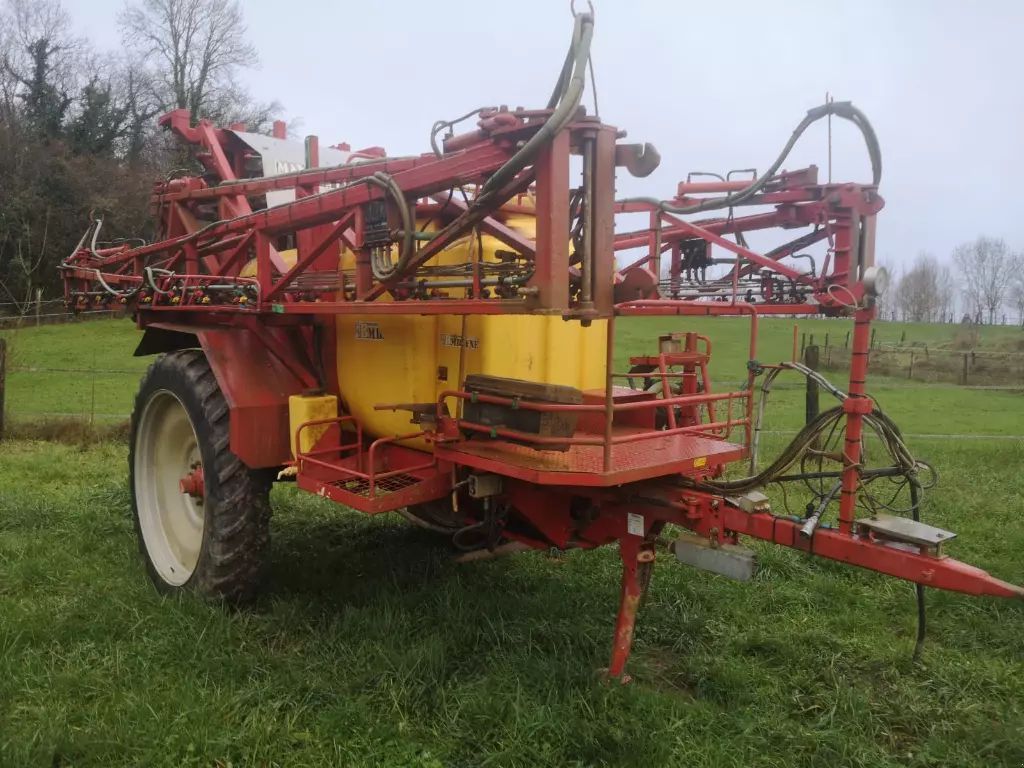 E-FARM: Beyne plk 3500 - Pflanzenschutzspritze - id AT7E8XB - 12.000 € - Baujahr: 2005 - Frankreich