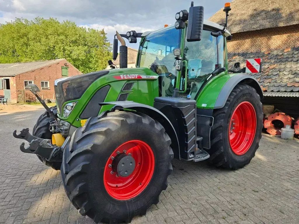 E-FARM: Fendt 724 Vario - Tractor - id 7DEUTVT - €130,000 - Year of construction: 2021 - Engine hours: 6,000,Engine power (HP): 240,Netherlands