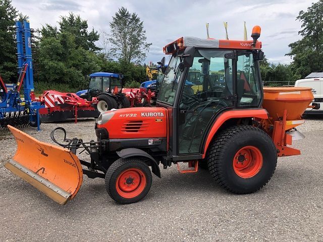 E-FARM: Kubota stv 32 - Tractor - id PXUZ2AS - €19,498 - Year of construction: 2008 - Engine hours: 3,380,Engine power (HP): 38,Switzerland