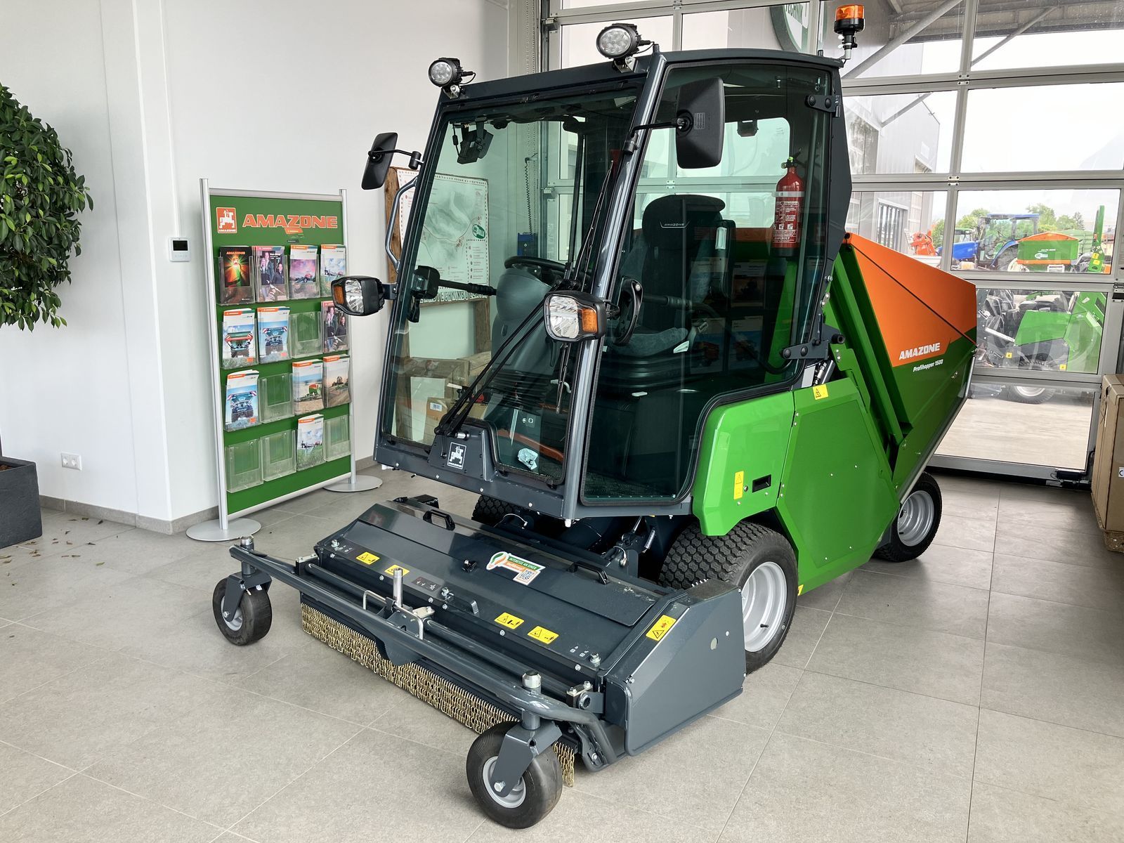 E-FARM: Amazone profihopper 1500 mit kabine - Equipement municipal - id 45PNCS7 - Année: 2025 - Autriche