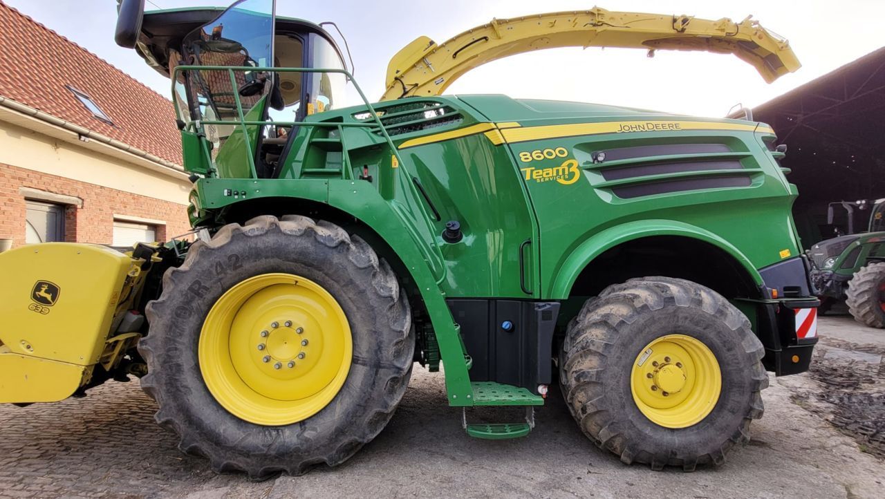 John Deere 8600 Self propelled forage harvester €195,000