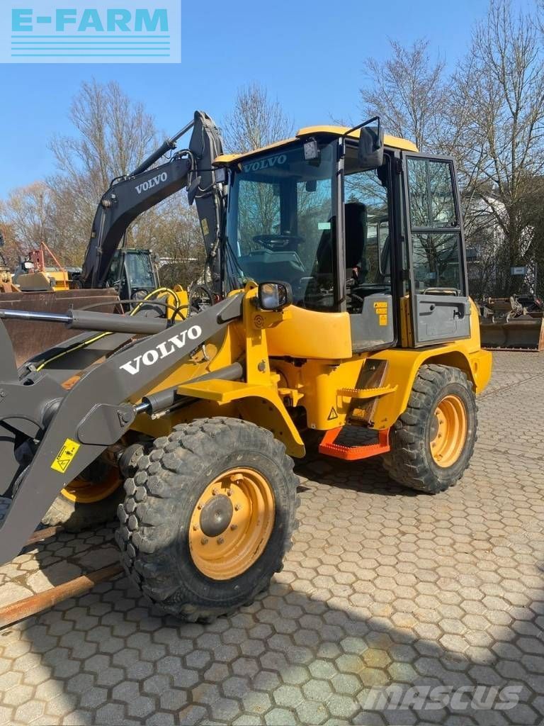 VOLVO l 30 g Wheel loader €37,000