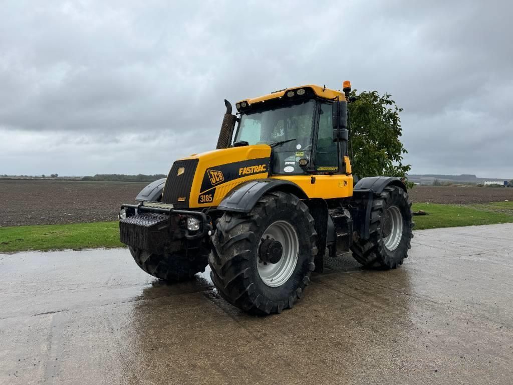 E-FARM: JCB Fastrac 3185 - Tractor - id QEP25TU - €25,728 - Year of construction: 2003 - Engine hours: 12,646,Engine power (HP): 188,United Kingdom