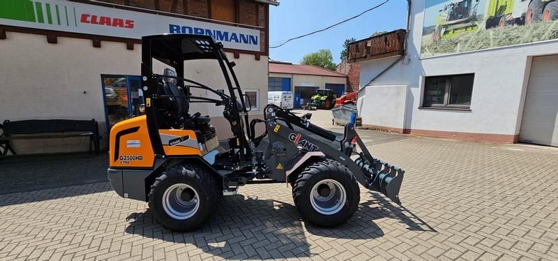 E-FARM: Giant g 2500 x-tra hd y, kompaktradlader mit euro-aufnahme, 2,4 t, niedriges hubgerüst - Radlader - id WYIYBJ6 - 36.990 € - Baujahr: 2023 - Abgelesene Motorstunden: 1,Motorleistung (PS): 26,Deutschland